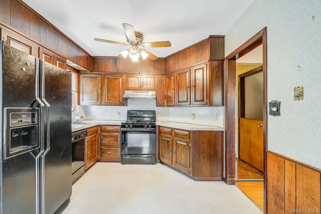 8 Maple Lane New Hyde Park NY 11040