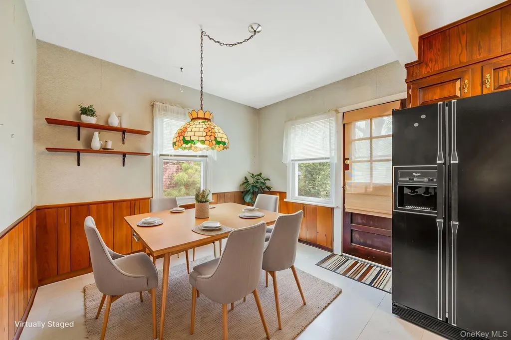 8 Maple Lane New Hyde Park NY 11040