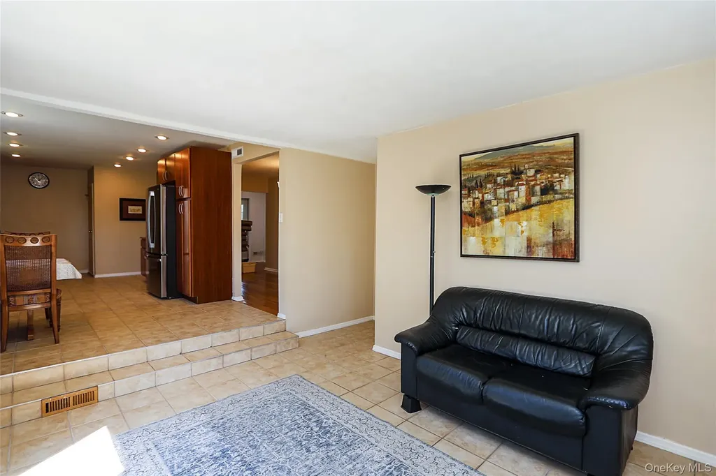 14 Bradford Road Plainview NY 11803