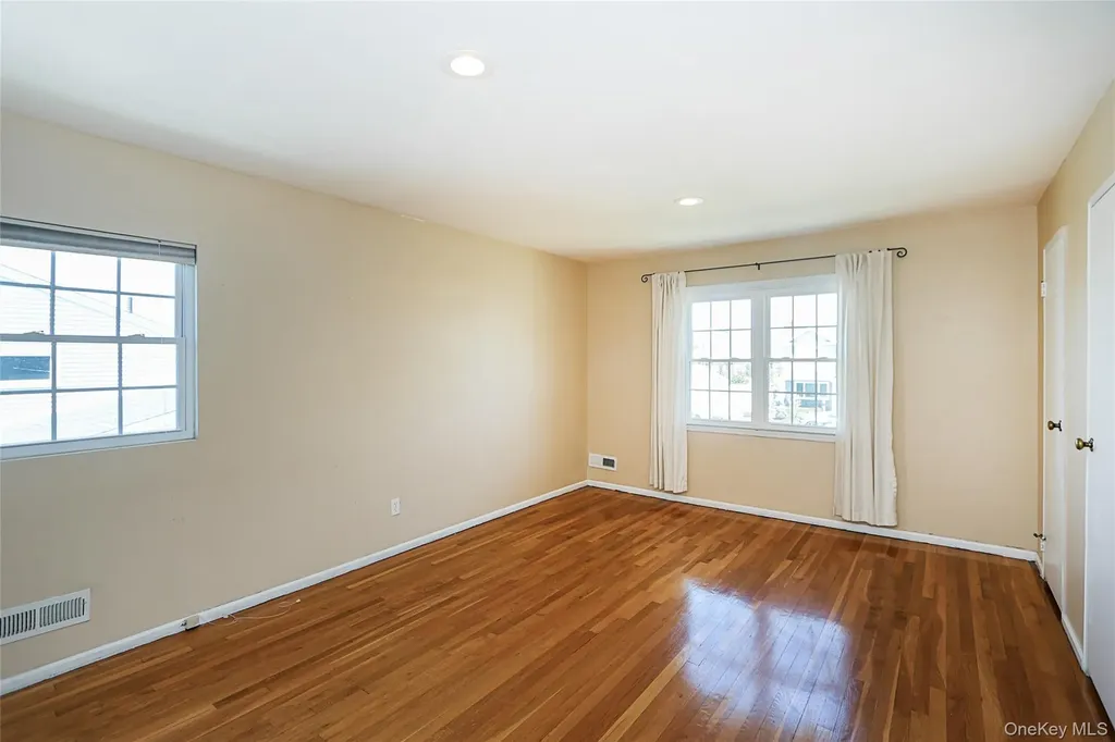 14 Bradford Road Plainview NY 11803