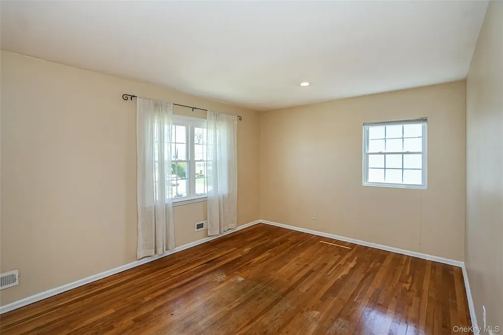 14 Bradford Road Plainview NY 11803