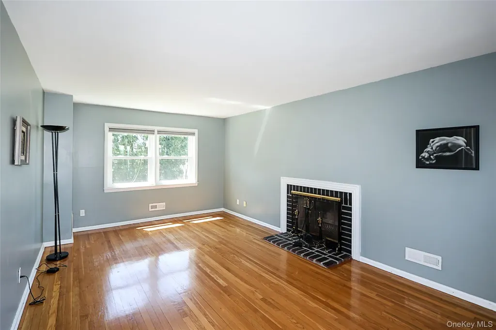 14 Bradford Road Plainview NY 11803