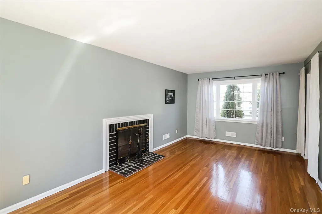 14 Bradford Road Plainview NY 11803