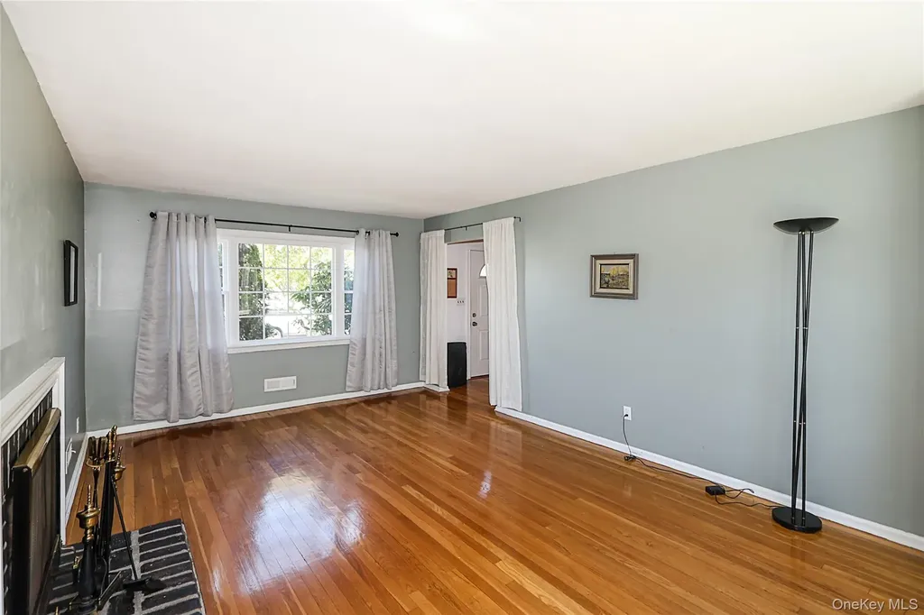 14 Bradford Road Plainview NY 11803
