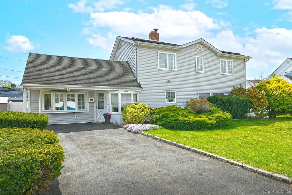 7 Low Lane Levittown NY 11756