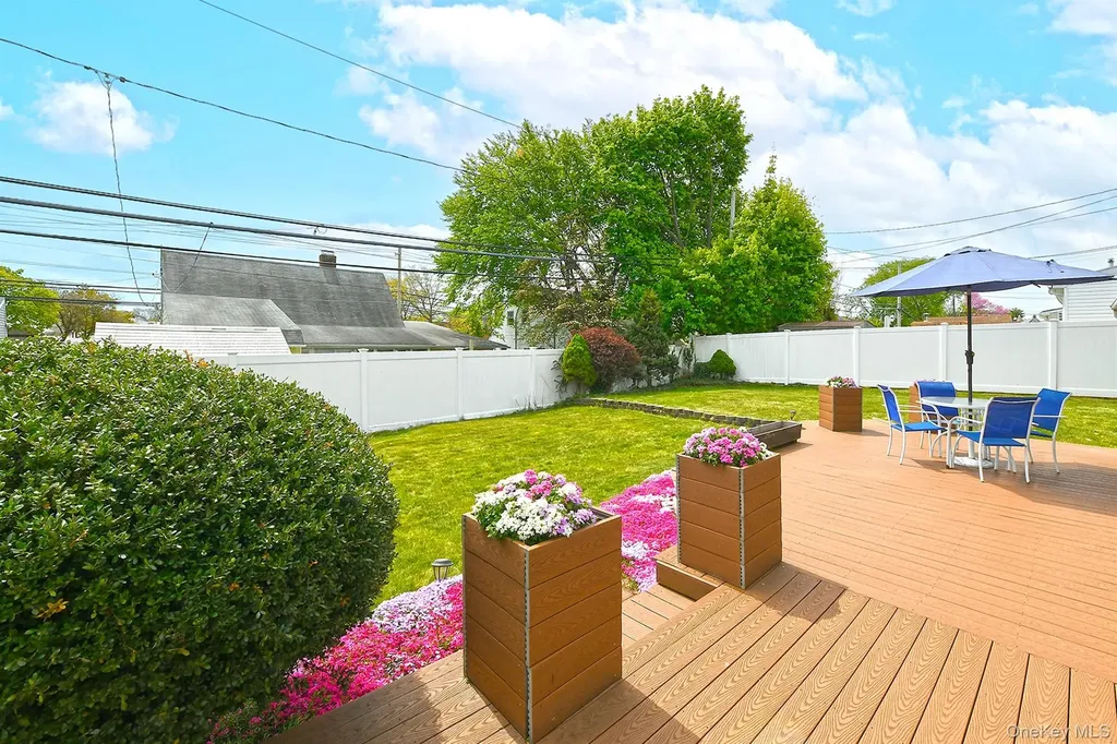 7 Low Lane Levittown NY 11756