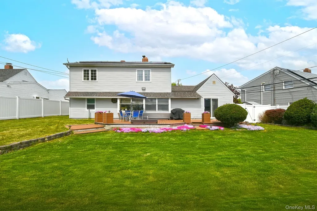 7 Low Lane Levittown NY 11756