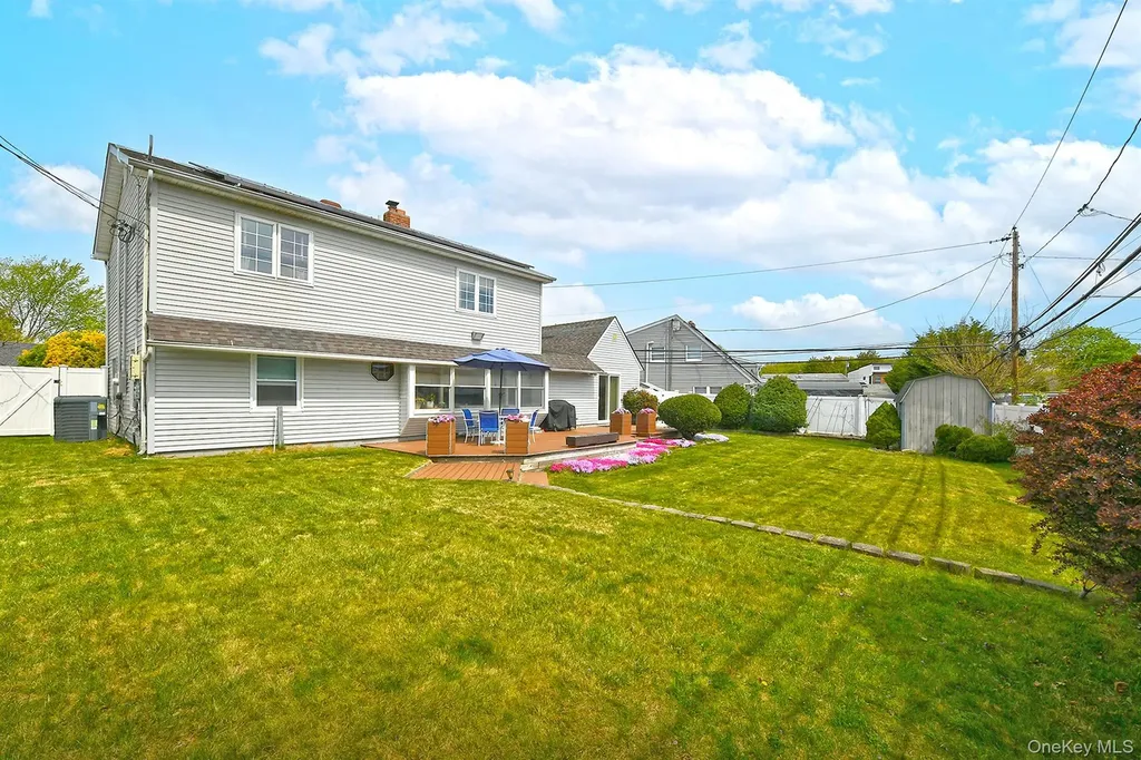 7 Low Lane Levittown NY 11756