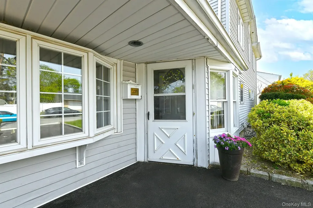 7 Low Lane Levittown NY 11756