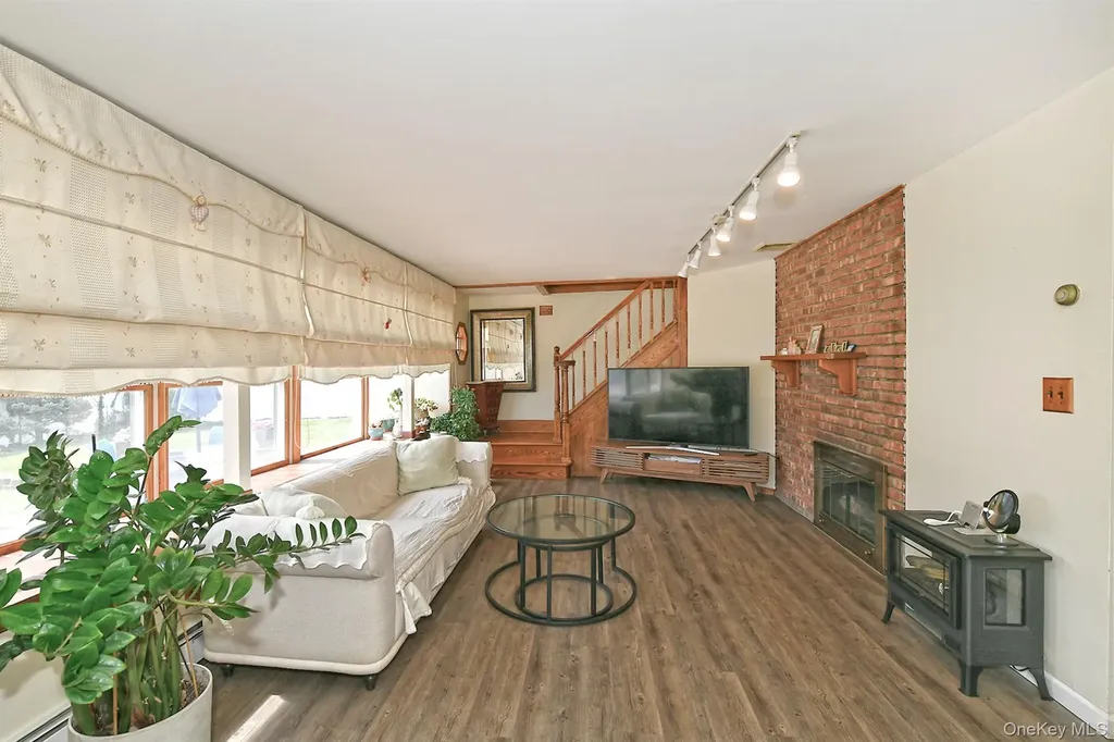 7 Low Lane Levittown NY 11756