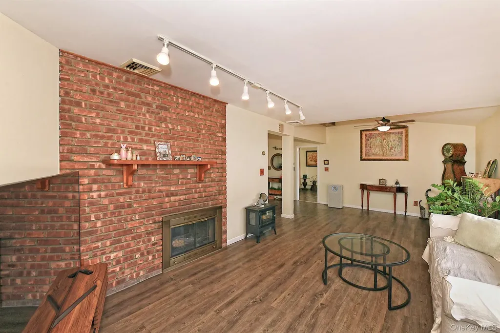 7 Low Lane Levittown NY 11756