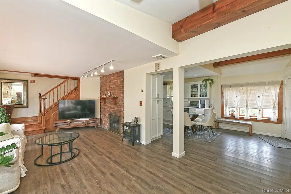 7 Low Lane Levittown NY 11756
