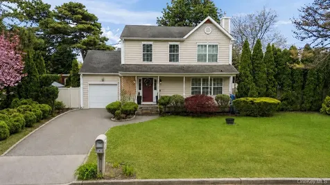 502 Martha Avenue Bellport NY 11713