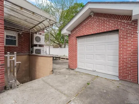 252-15 82nd Avenue Bellerose NY 11426