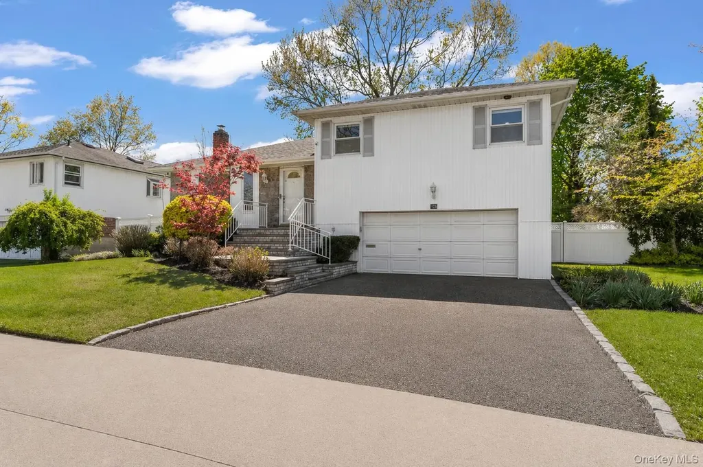 61 Winthrop Road Plainview NY 11803