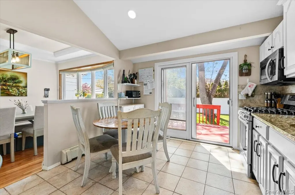 61 Winthrop Road Plainview NY 11803