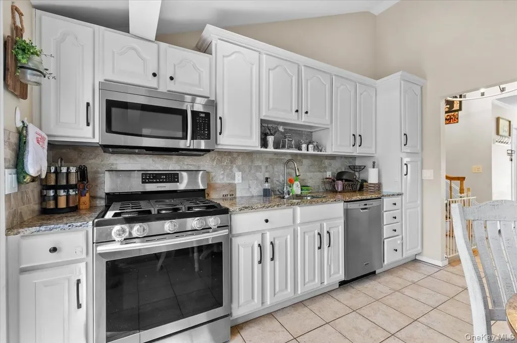 61 Winthrop Road Plainview NY 11803