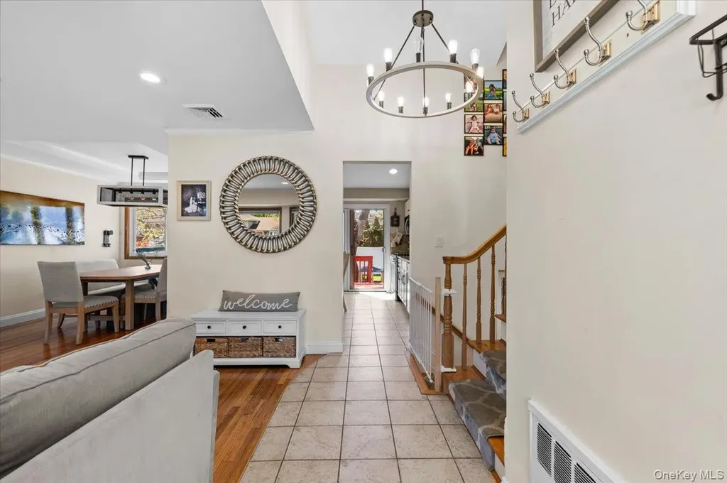 61 Winthrop Road Plainview NY 11803