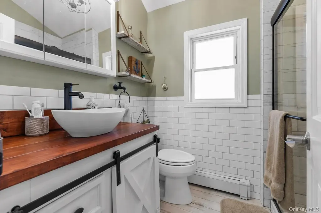 61 Winthrop Road Plainview NY 11803