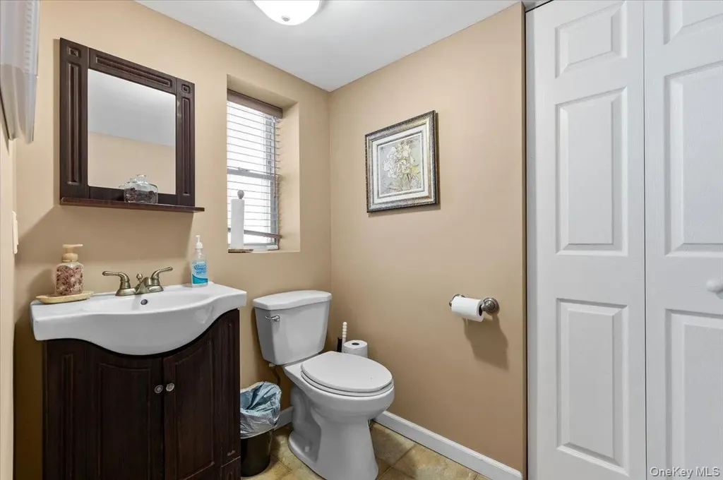 61 Winthrop Road Plainview NY 11803
