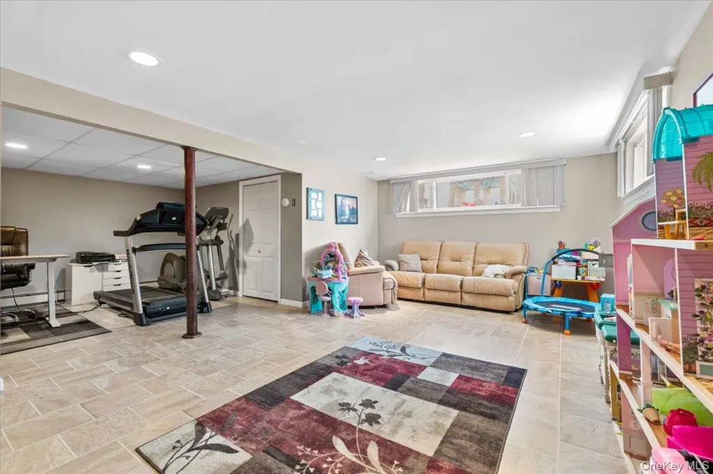 61 Winthrop Road Plainview NY 11803