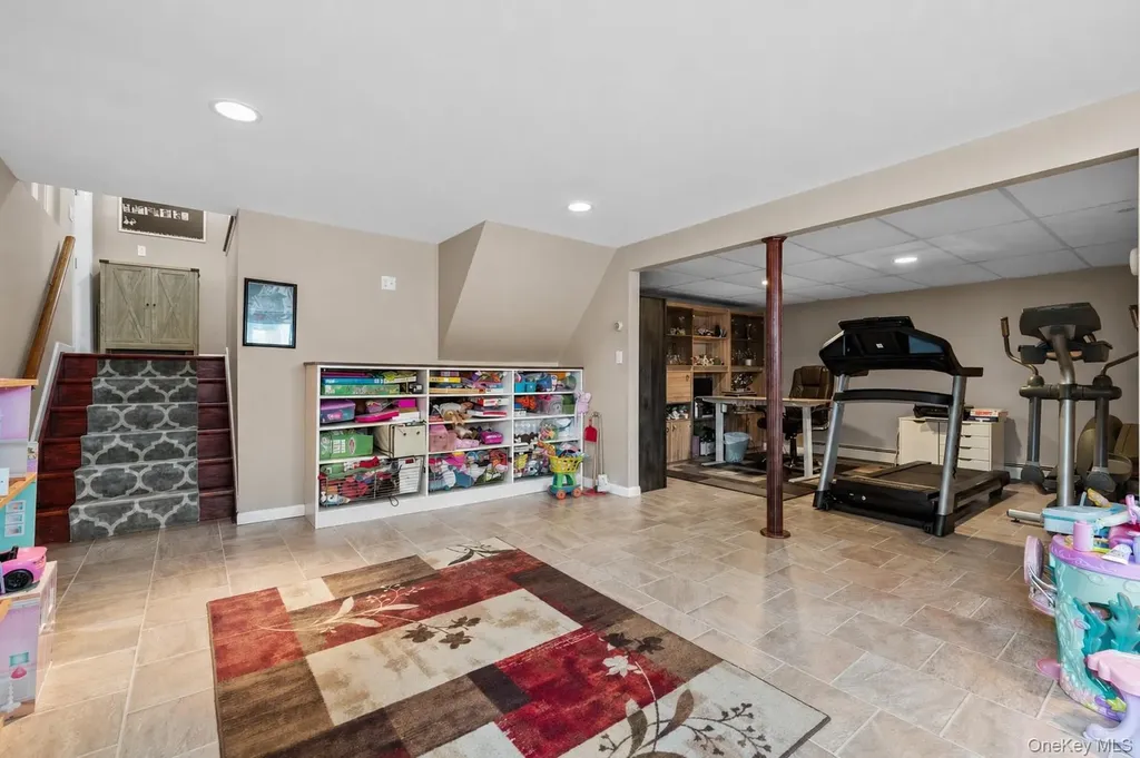 61 Winthrop Road Plainview NY 11803