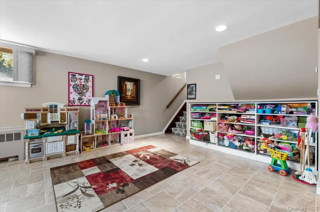 61 Winthrop Road Plainview NY 11803