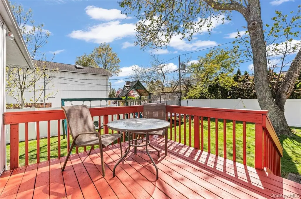 61 Winthrop Road Plainview NY 11803