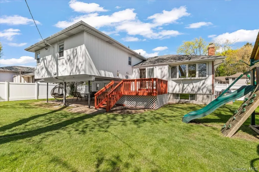 61 Winthrop Road Plainview NY 11803