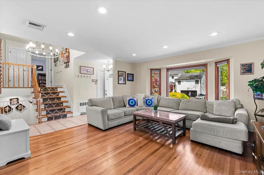 61 Winthrop Road Plainview NY 11803