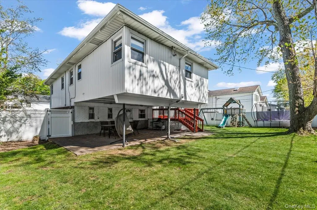 61 Winthrop Road Plainview NY 11803