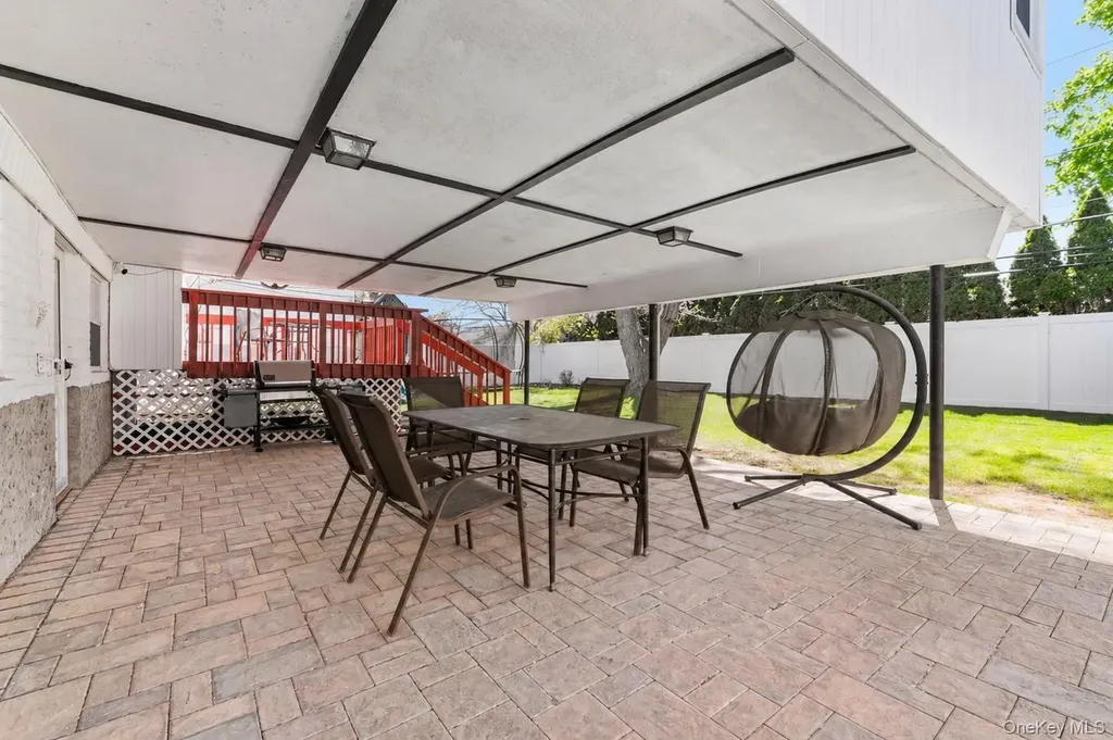 61 Winthrop Road Plainview NY 11803