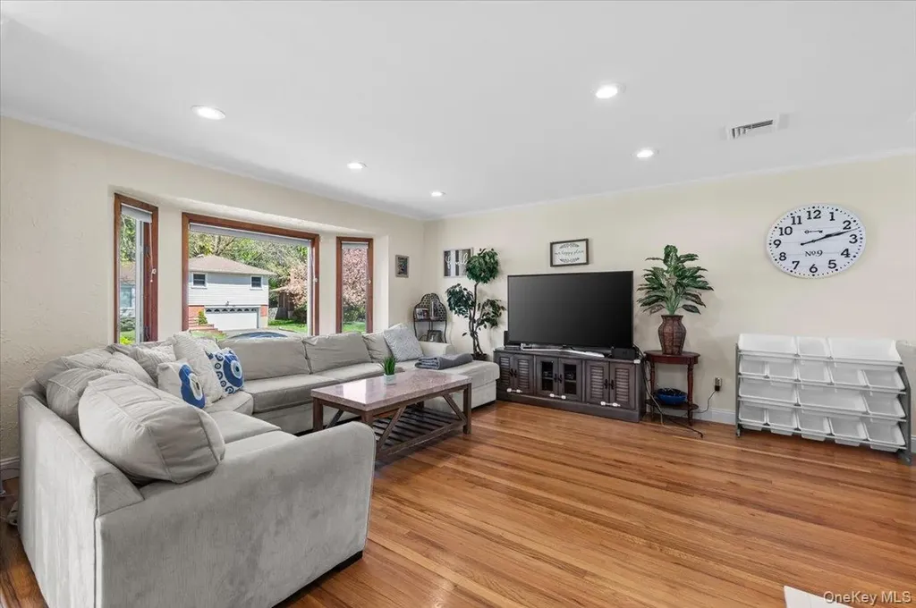 61 Winthrop Road Plainview NY 11803