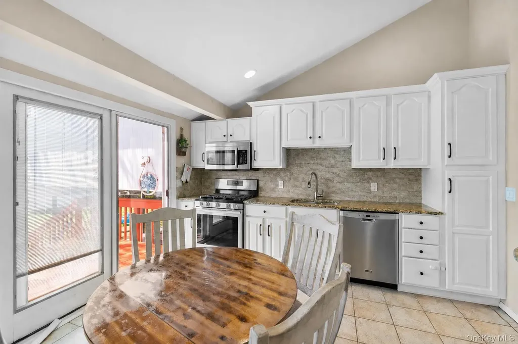 61 Winthrop Road Plainview NY 11803