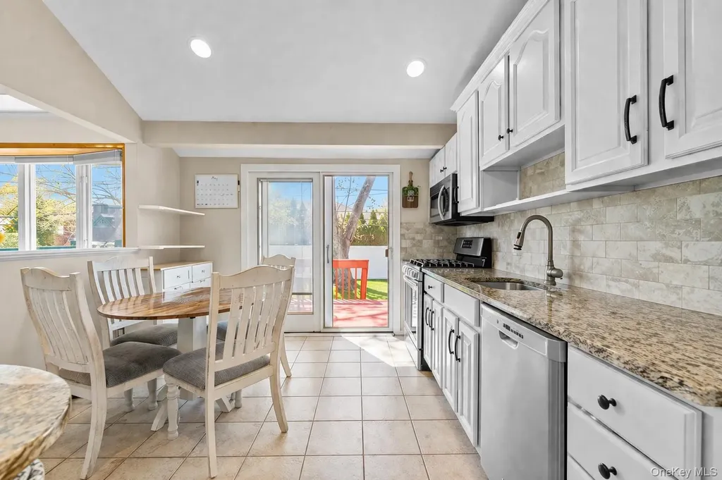61 Winthrop Road Plainview NY 11803