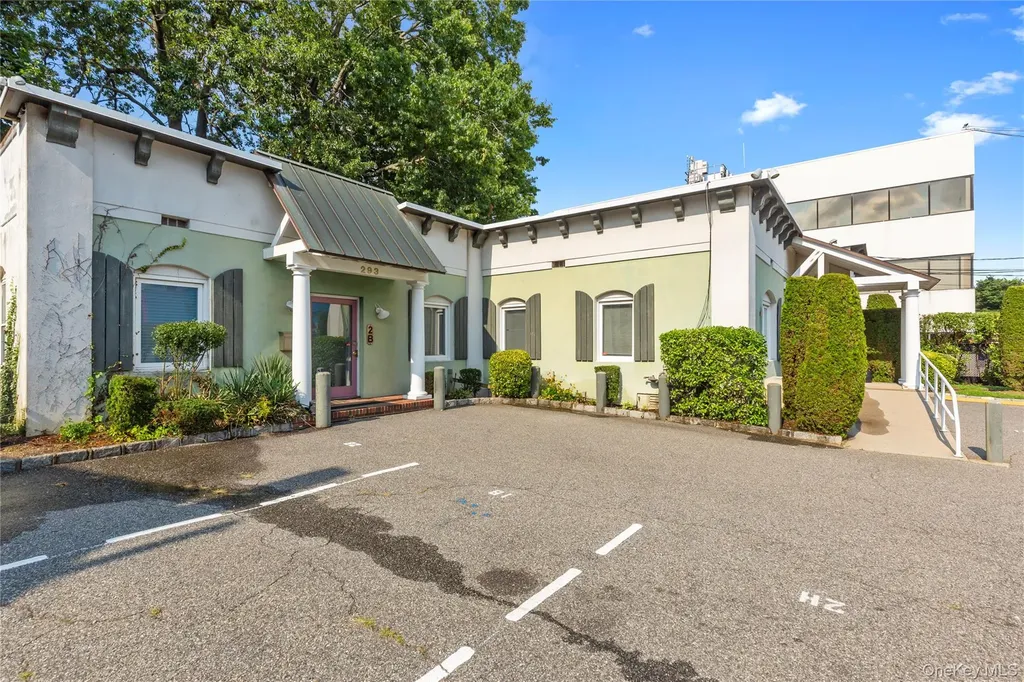 293 Castle Avenue Westbury NY 11590
