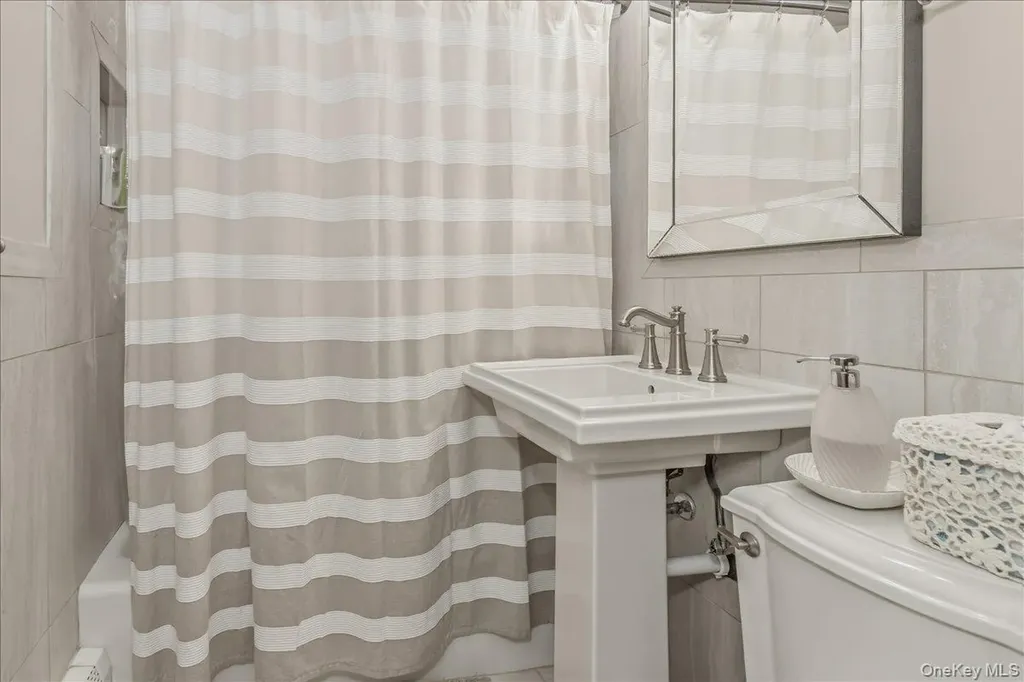 25 Summit Lane Levittown NY 11756
