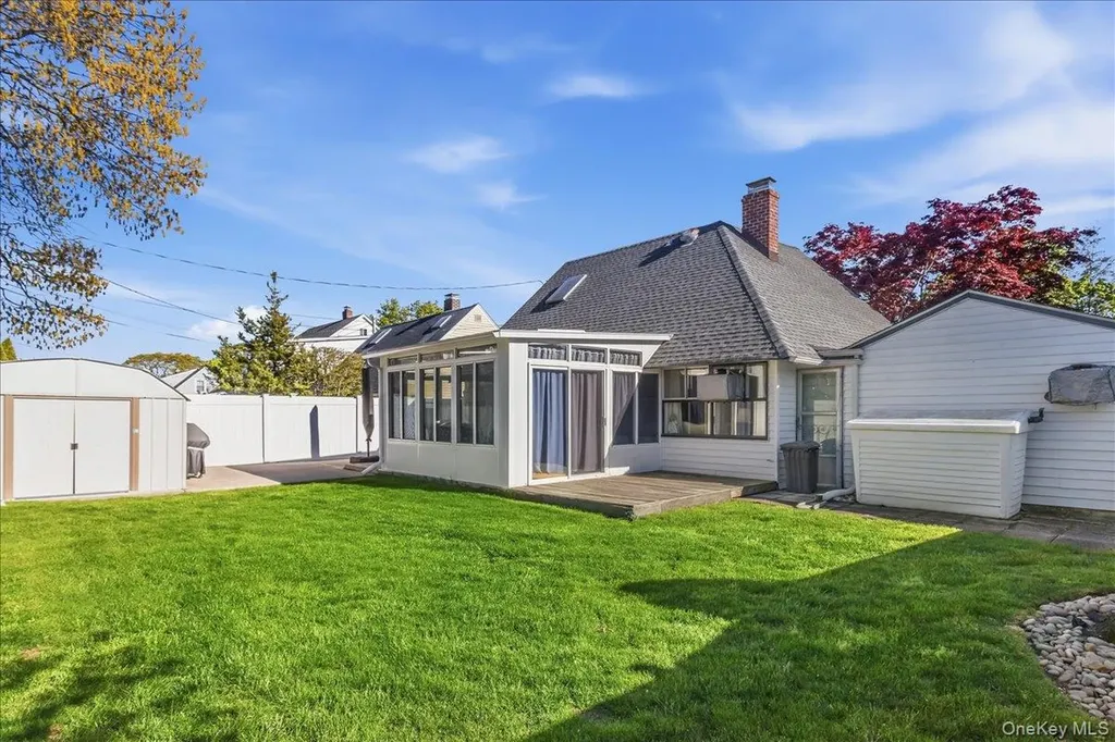 25 Summit Lane Levittown NY 11756