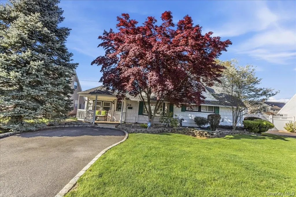 25 Summit Lane Levittown NY 11756