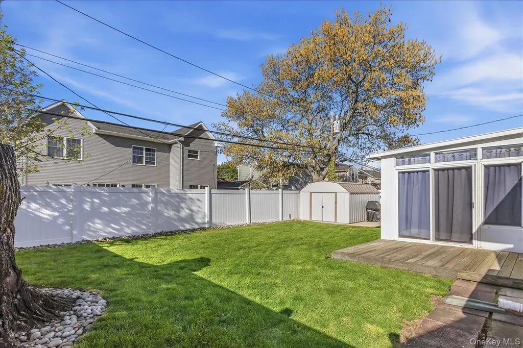 25 Summit Lane Levittown NY 11756