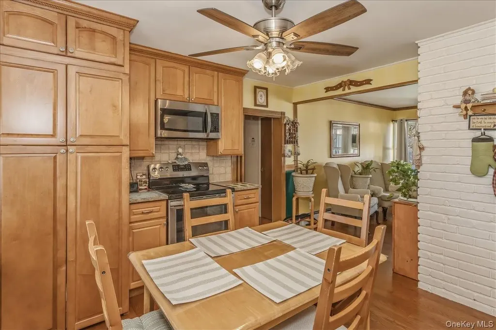 25 Summit Lane Levittown NY 11756