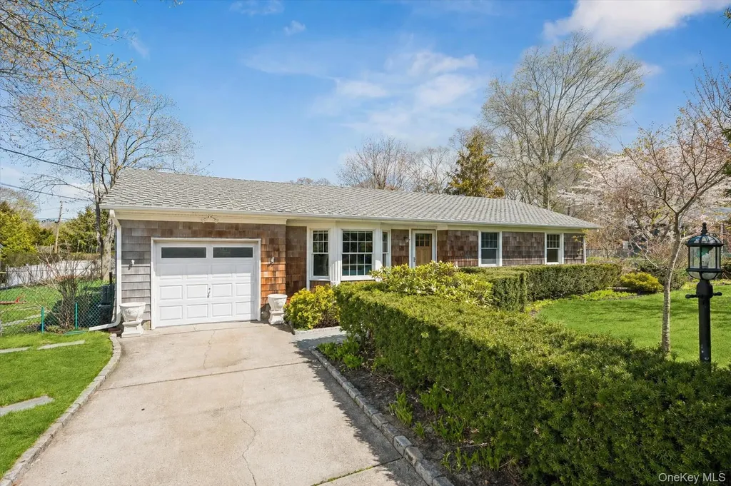5 Maryland Boulevard Hampton Bays NY 11946