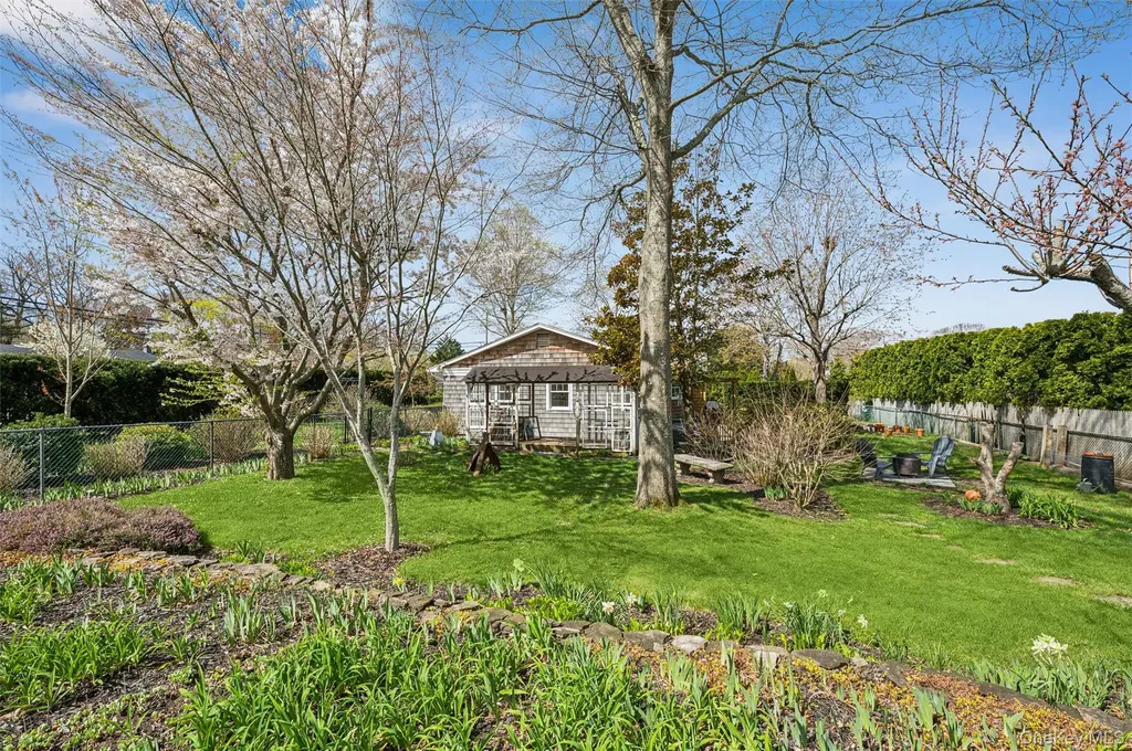 5 Maryland Boulevard Hampton Bays NY 11946