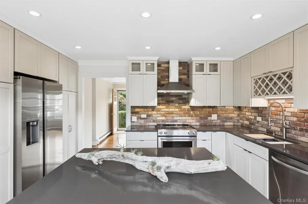 5 Maryland Boulevard Hampton Bays NY 11946