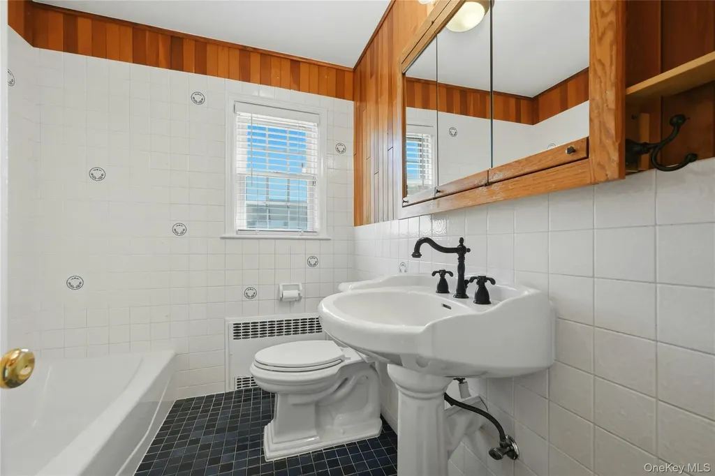 10 Bunny Lane Amityville NY 11701