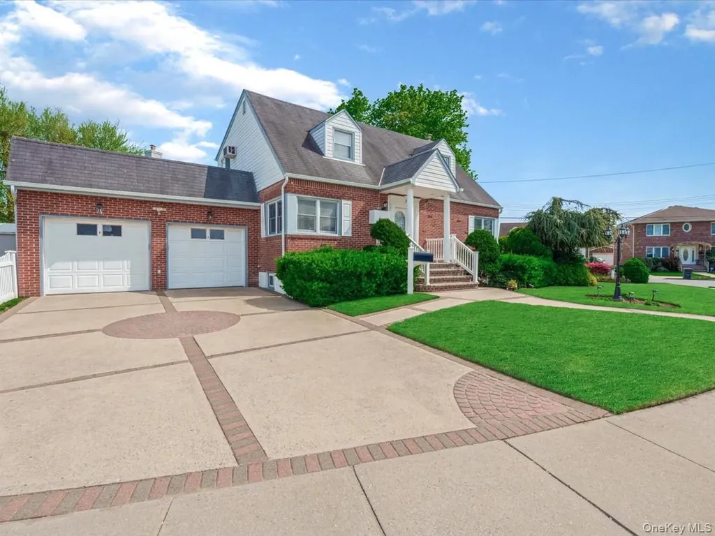 2 Tottenham Place New Hyde Park NY 11040
