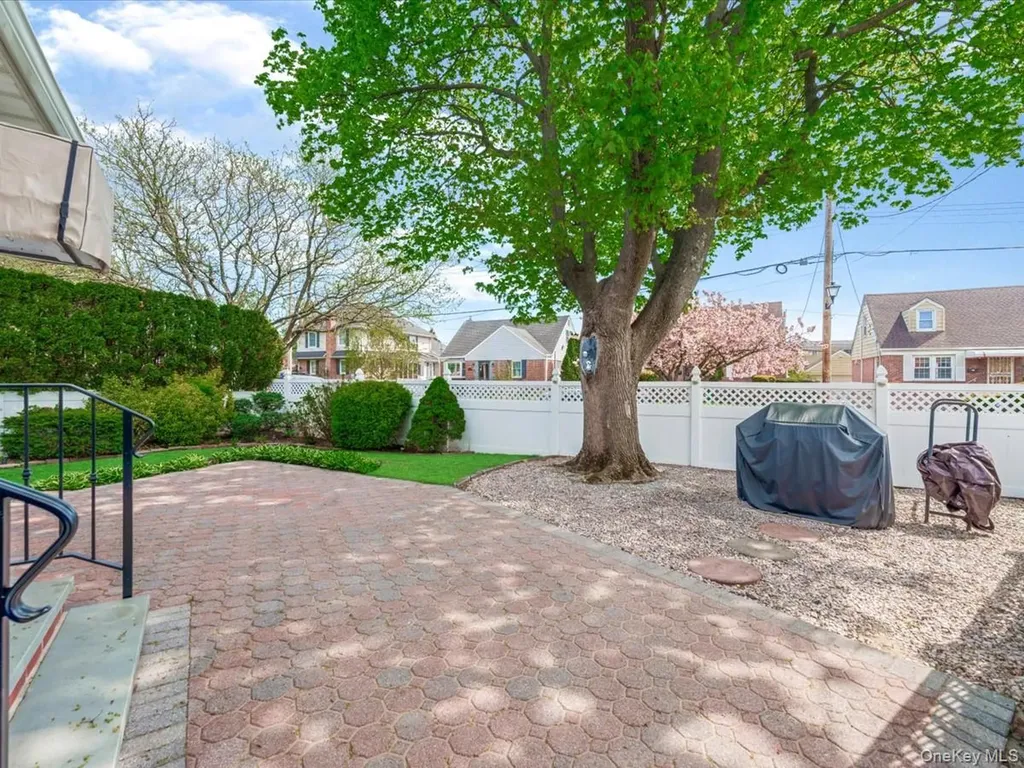 2 Tottenham Place New Hyde Park NY 11040
