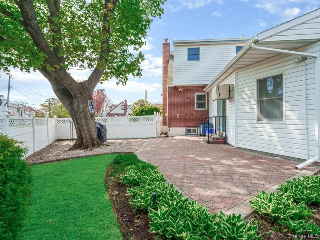 2 Tottenham Place New Hyde Park NY 11040