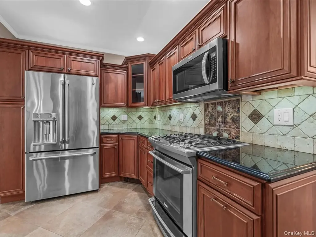 2 Tottenham Place New Hyde Park NY 11040