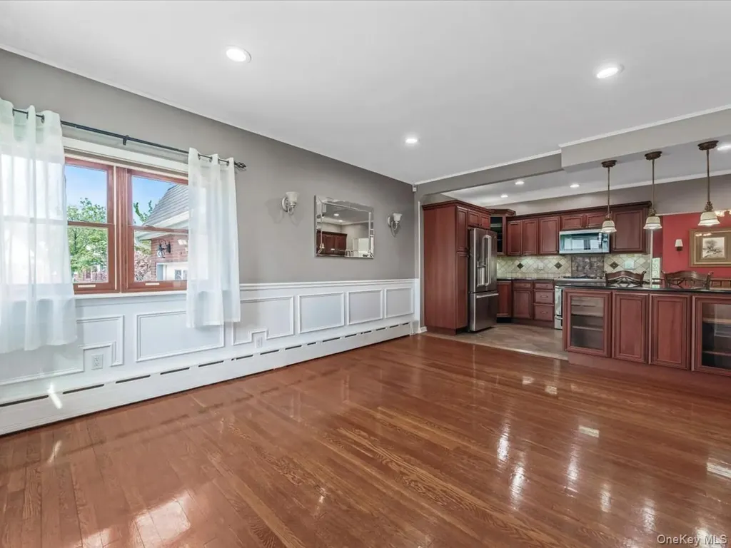 2 Tottenham Place New Hyde Park NY 11040